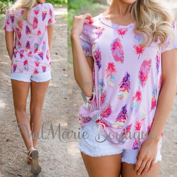 ValMarie Tops - 💥$21 BLOWOUT SALE💥Feather print knot side tshirt